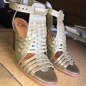 NEVER WORN 5.5 Gianni Bini Heart-Brake Caged heel